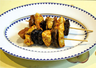 「木の新年」に頂くチキンとドライフルーツのケバブ